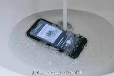 گوشی جان سختی كه زیر شیر آب هم كار می كند